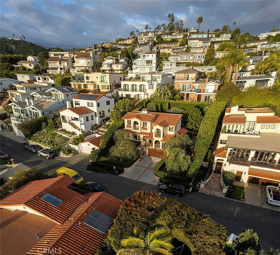 LAGUNA BEACH insured house cleaning service